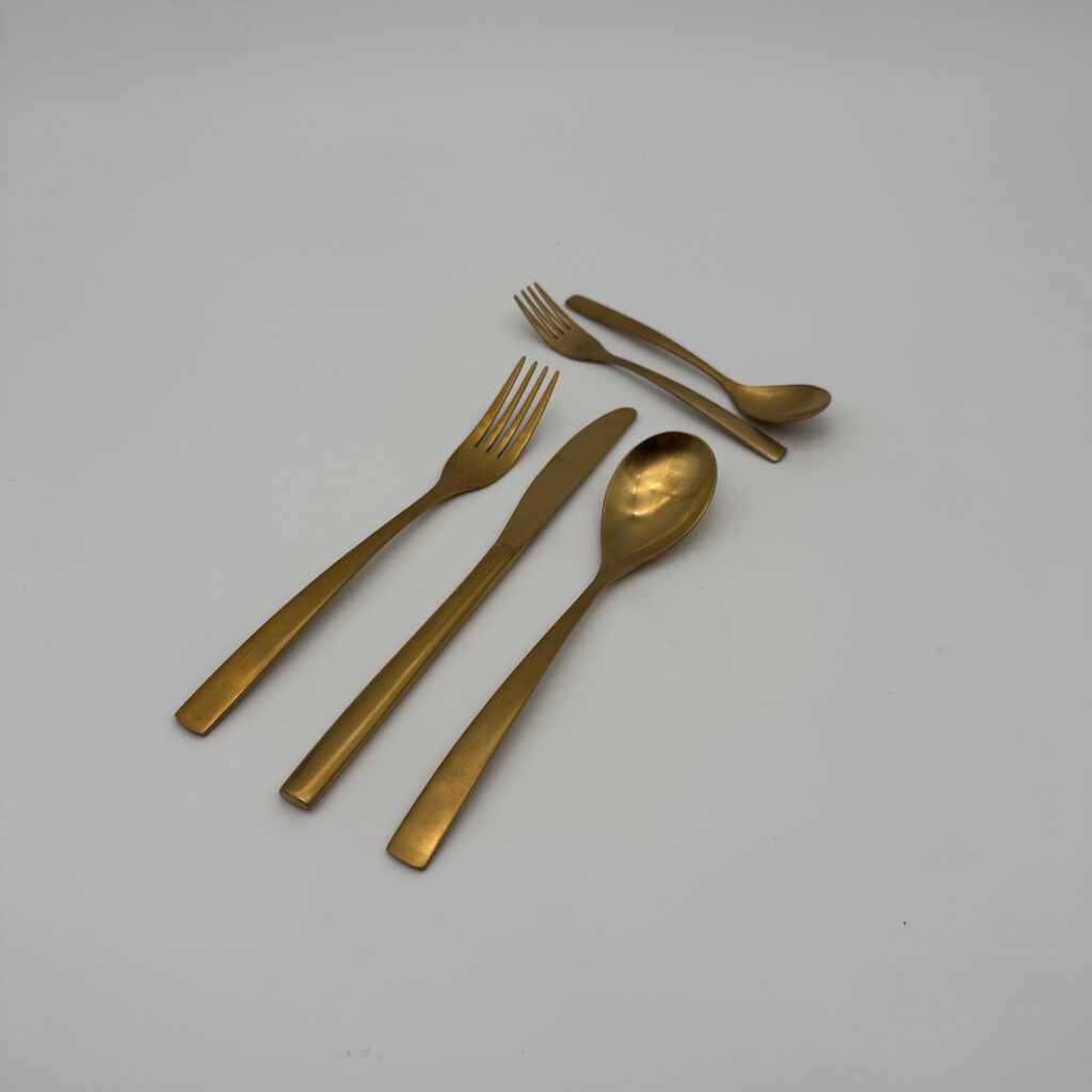 Goldenes Besteck matt