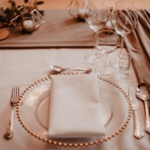 Platzteller mit Perlenrand in gold